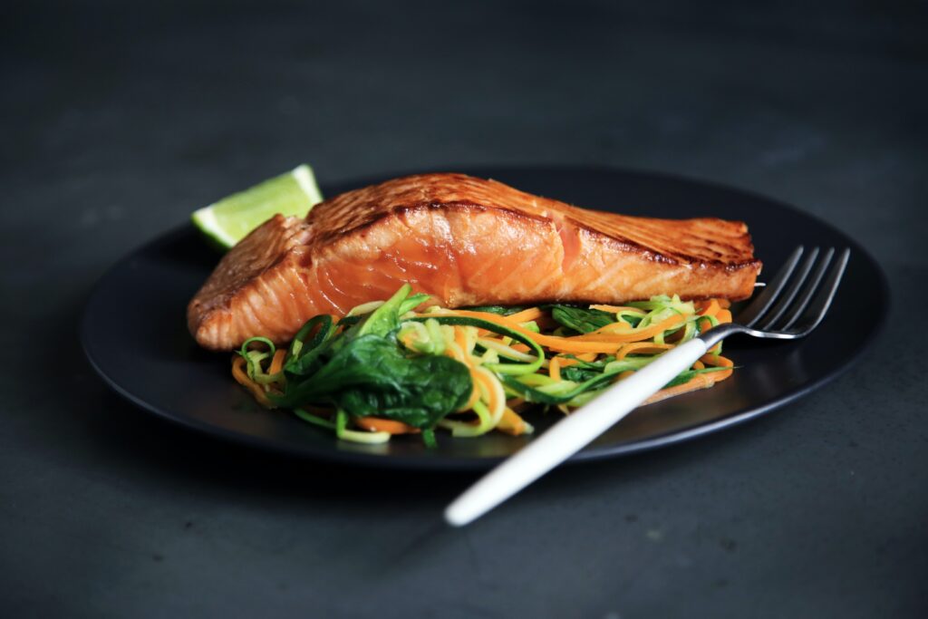 Cocinar más sano el salmón con hierbas
